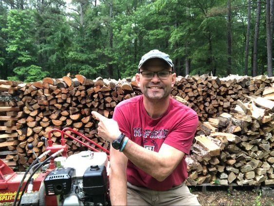 Persönliche Kundenberatung im Holzlager der Joe's Holz GmbH