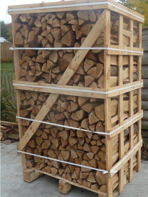 Palettiertes ofenfertiges Brennholz der Joe's Holz GmbH